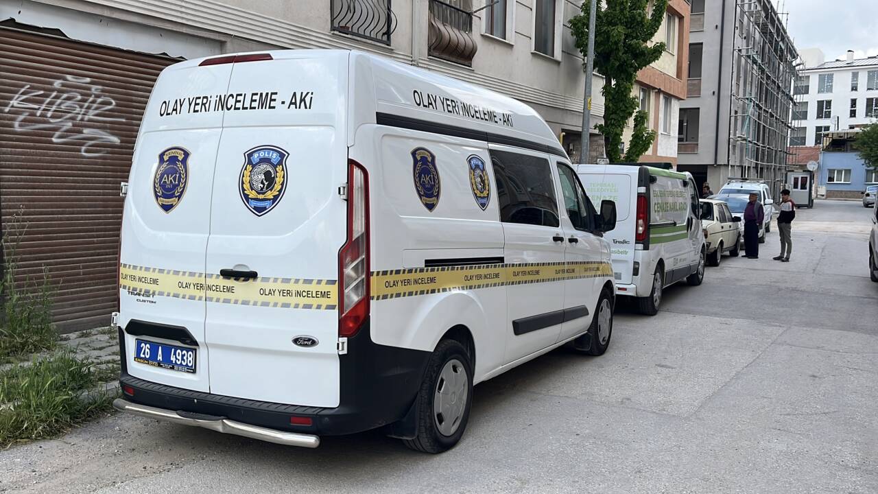 Eskişehir'in Tepebaşı ilçesinde 31 yaşındaki kişi evinde ölü bulundu.