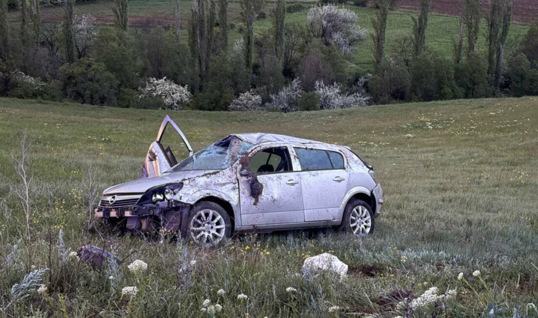 Sivas'ın Suşehri ilçesinde şarampole devrilen otomobildeki 2 kişi yaralandı.