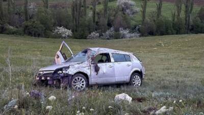 Sivas'ın Suşehri ilçesinde şarampole devrilen otomobildeki 2 kişi yaralandı.