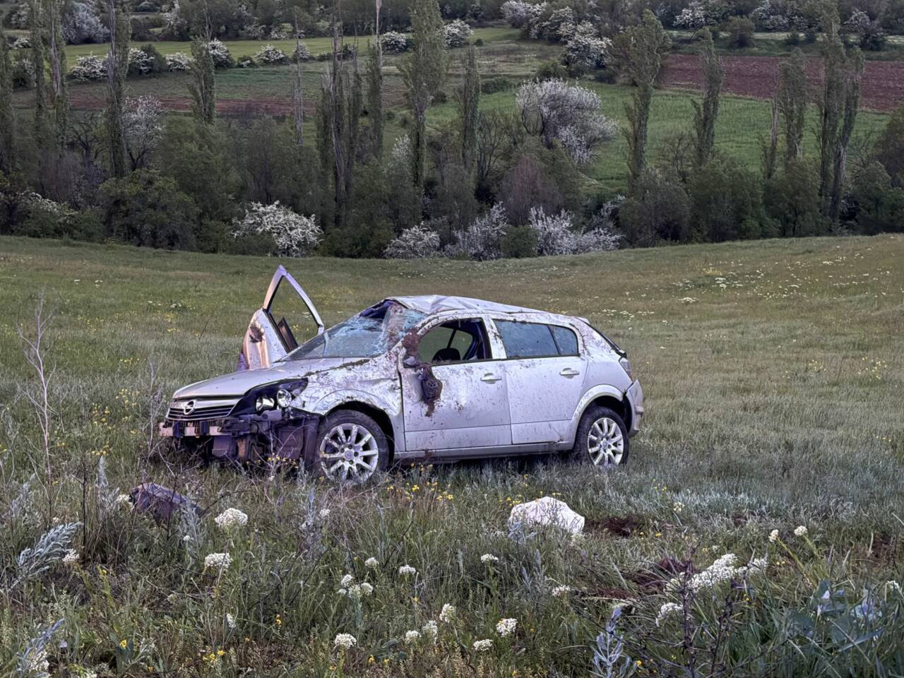 Sivas'ın Suşehri ilçesinde şarampole devrilen otomobildeki 2 kişi yaralandı.