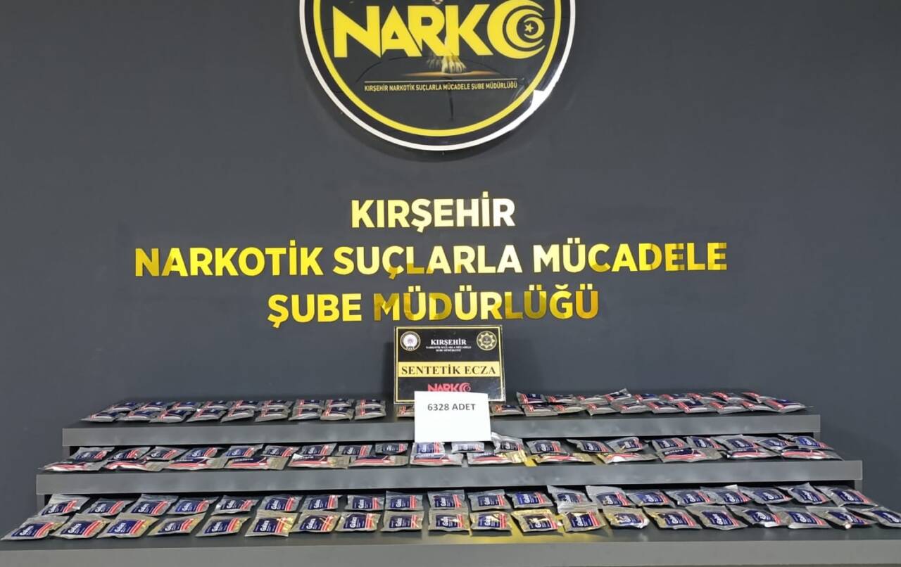 Kırşehir'in Çiçekdağı ilçesinde bir araçta 6 bin 328 sentetik hap