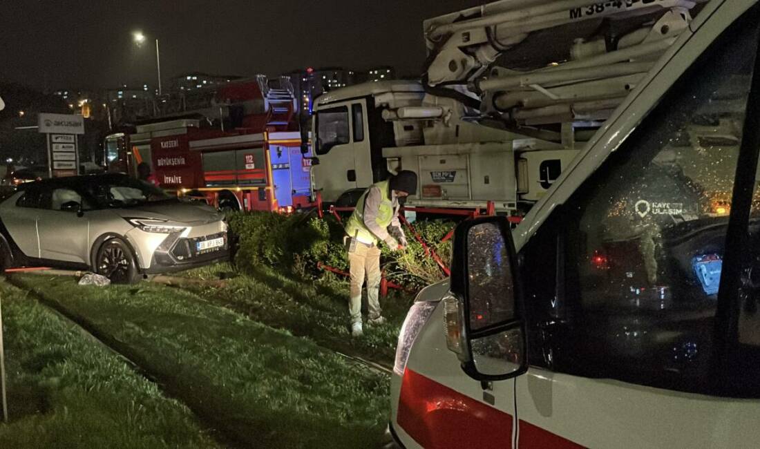 Kayseri'nin Kocasinan ilçesinde kamyonla çarpışıp tramvay yoluna giren otomobilin sürücüsü