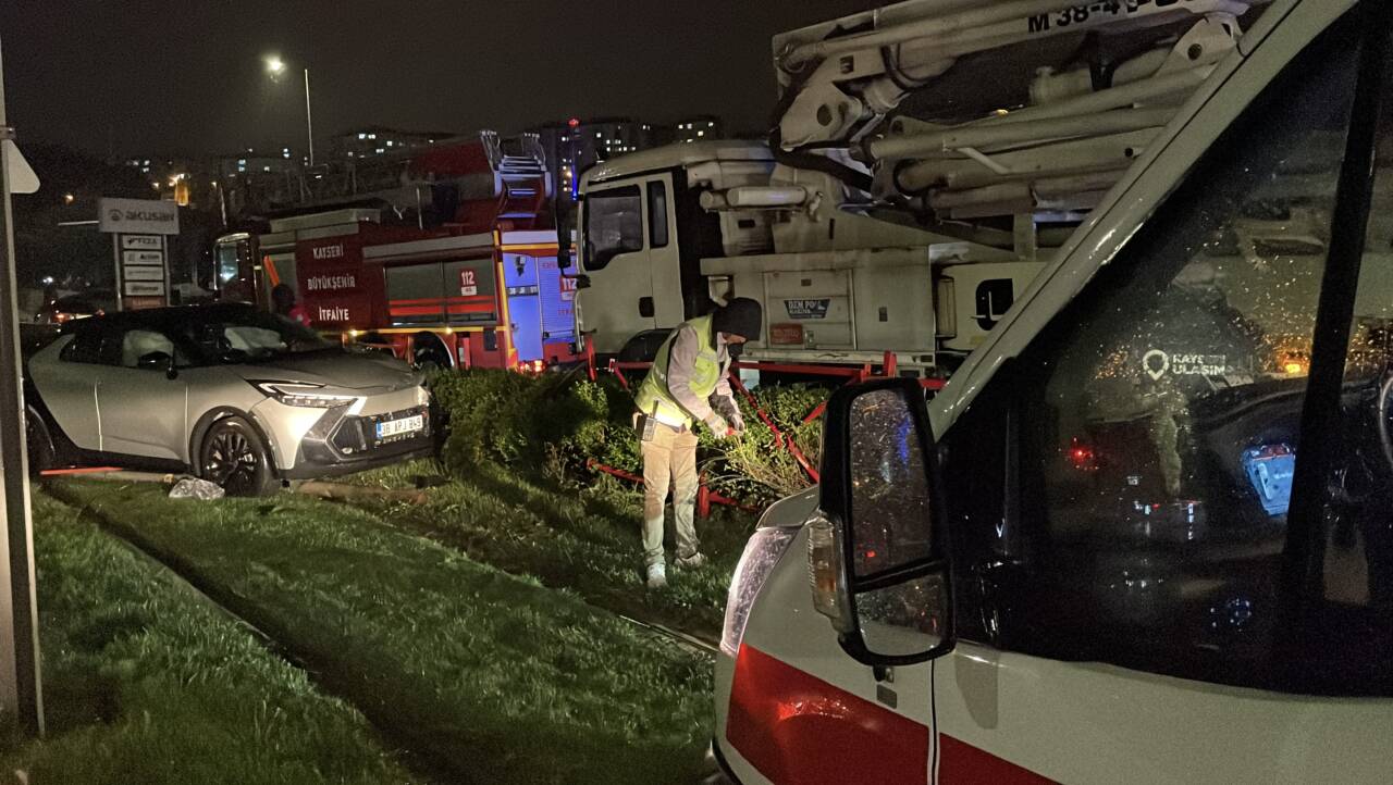 Kayseri'nin Kocasinan ilçesinde kamyonla çarpışıp tramvay yoluna giren otomobilin sürücüsü