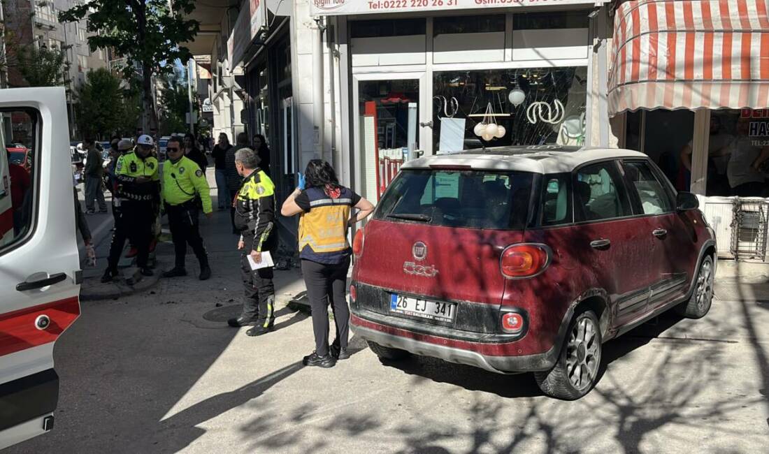 Eskişehir'in Tepebaşı ilçesinde kaldırımda bekleyen kişi otomobilin çarpması sonucu hayatını
