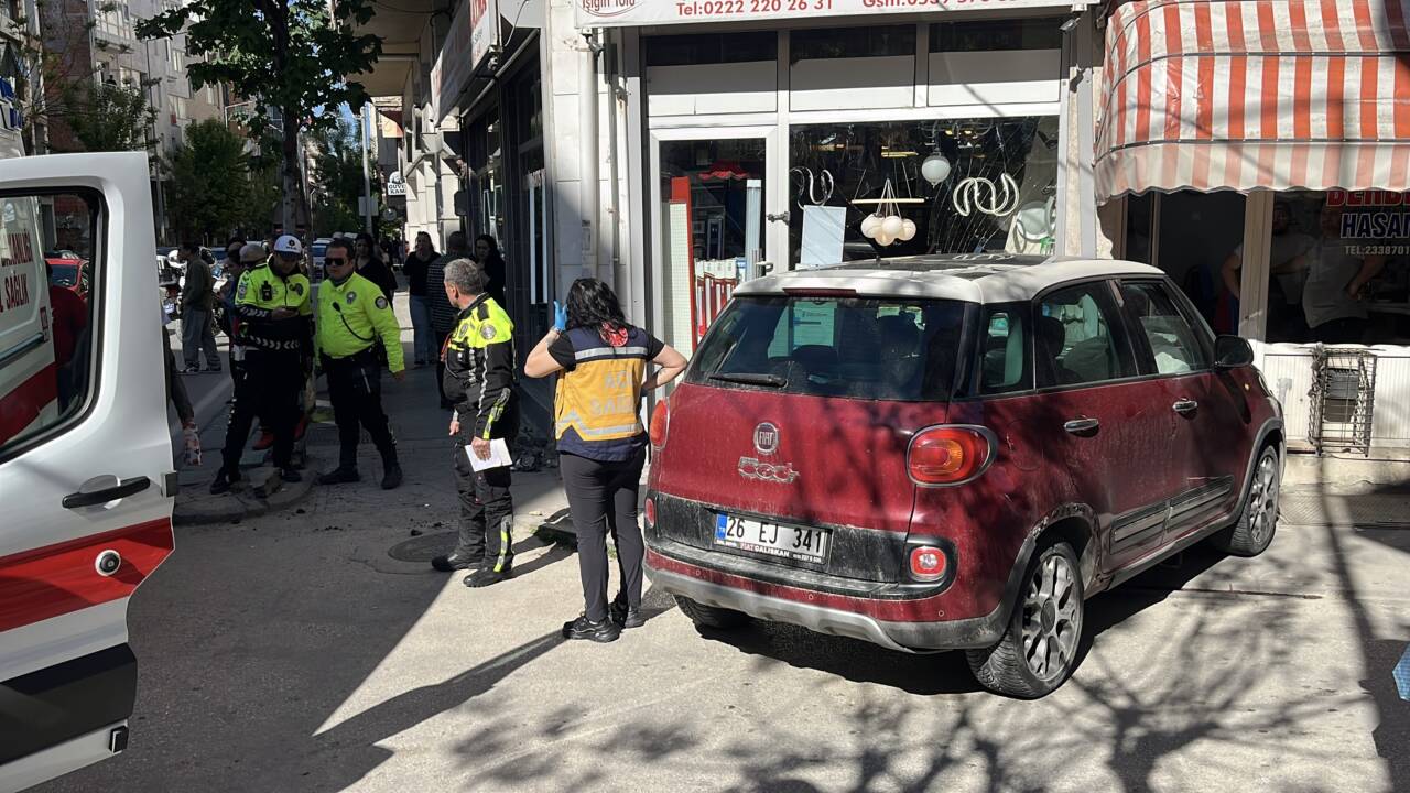 Eskişehir'in Tepebaşı ilçesinde kaldırımda bekleyen kişi otomobilin çarpması sonucu hayatını