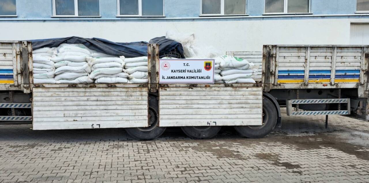 Kayseri'de jandarma ekiplerinin düzenlediği operasyonda 24 ton sahte gübre ele