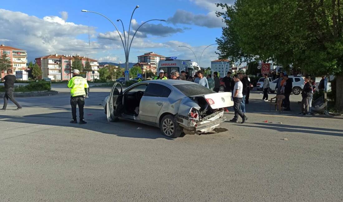 Ankara'nın Kahramankazan ilçesinde iki otomobilin karıştığı kazada 1 kişi yaralandı.