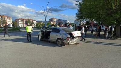 Ankara'nın Kahramankazan ilçesinde iki otomobilin karıştığı kazada 1 kişi yaralandı.