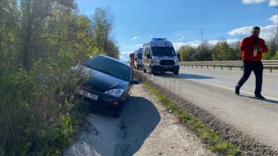 Çankırı'nın Kurşunlu ilçesinde su kanalına düşen otomobildeki 3 kişi yaralandı.