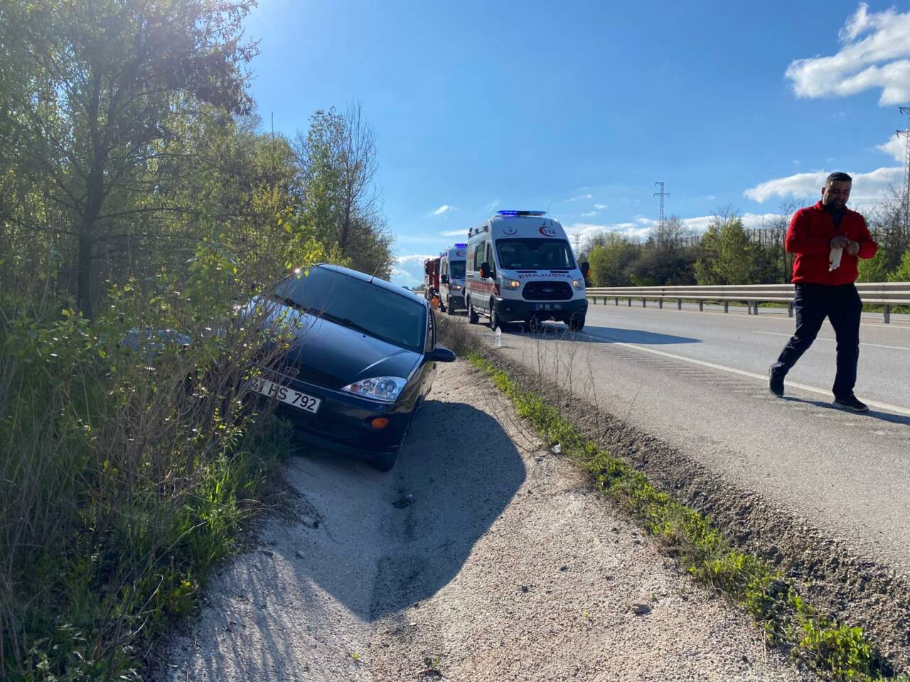 Çankırı'nın Kurşunlu ilçesinde su kanalına düşen otomobildeki 3 kişi yaralandı.