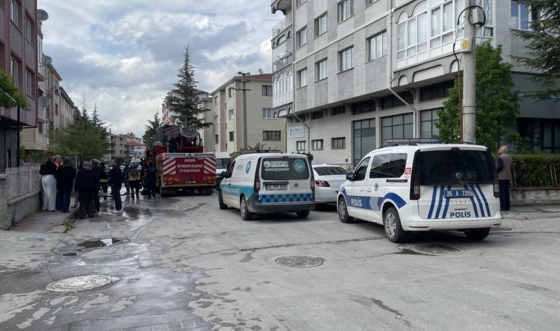 Eskişehir'in Odunpazarı ilçesinde evde çıkan yangında dumandan etkilenerek hastaneye kaldırılan