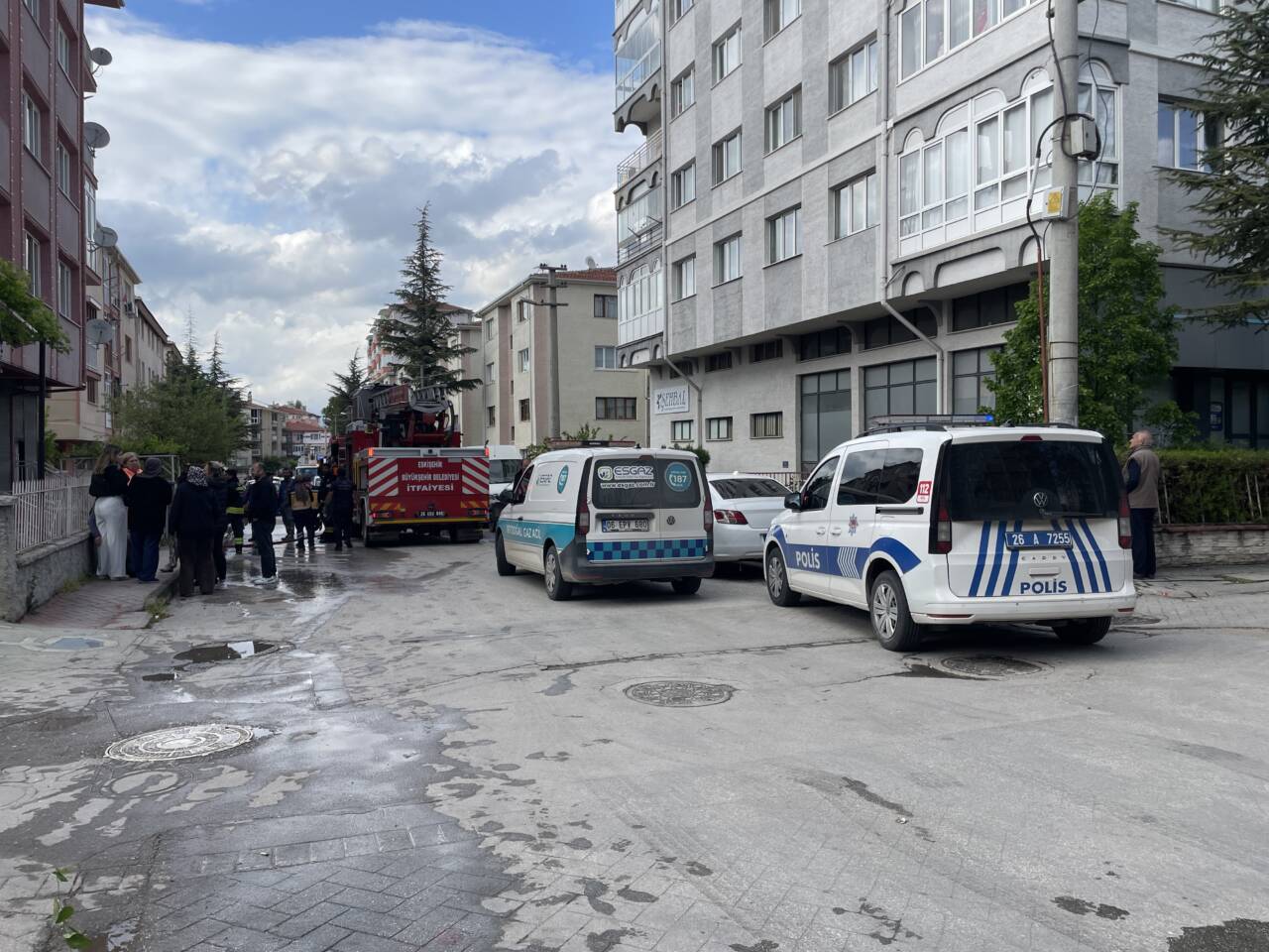 Eskişehir'in Odunpazarı ilçesinde evde çıkan yangında bir kişi dumandan etkilendi.