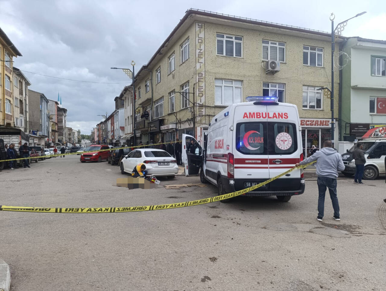 Sivas'ın Yıldızeli ilçesinde tartıştığı husumetlisi tarafından tabancayla vurulan kişi yaşamını