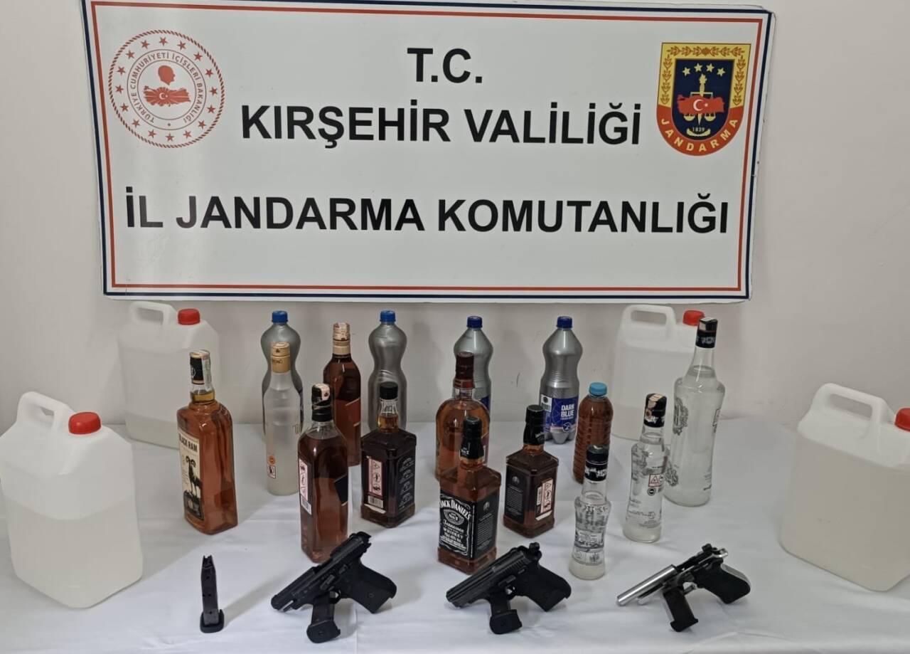 Kırşehir'de düzenlenen operasyonda, 3 ruhsatsız tabanca, 25 litre sahte içki
