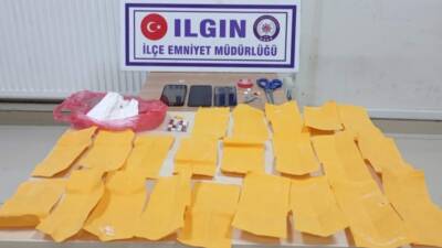 Konya'nın Ilgın ilçesinde polisin şüphe üzerine durdurduğu araçta bulunan 3