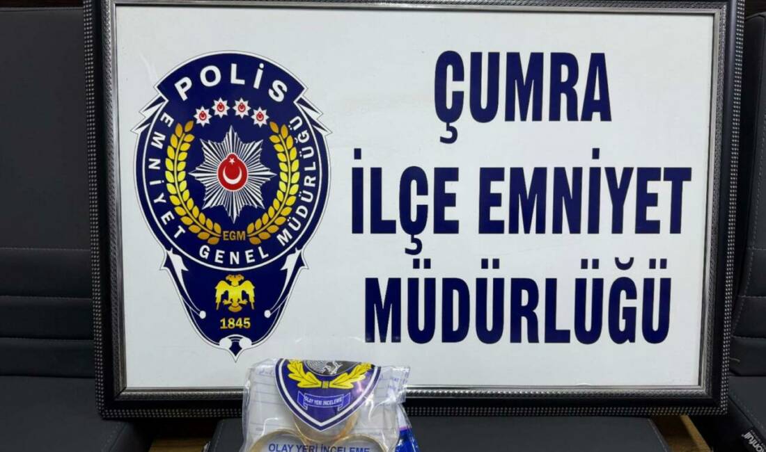 Konya'nın Çumra ilçesinde, iki dükkandan altın bilezik ve bağış kutusu