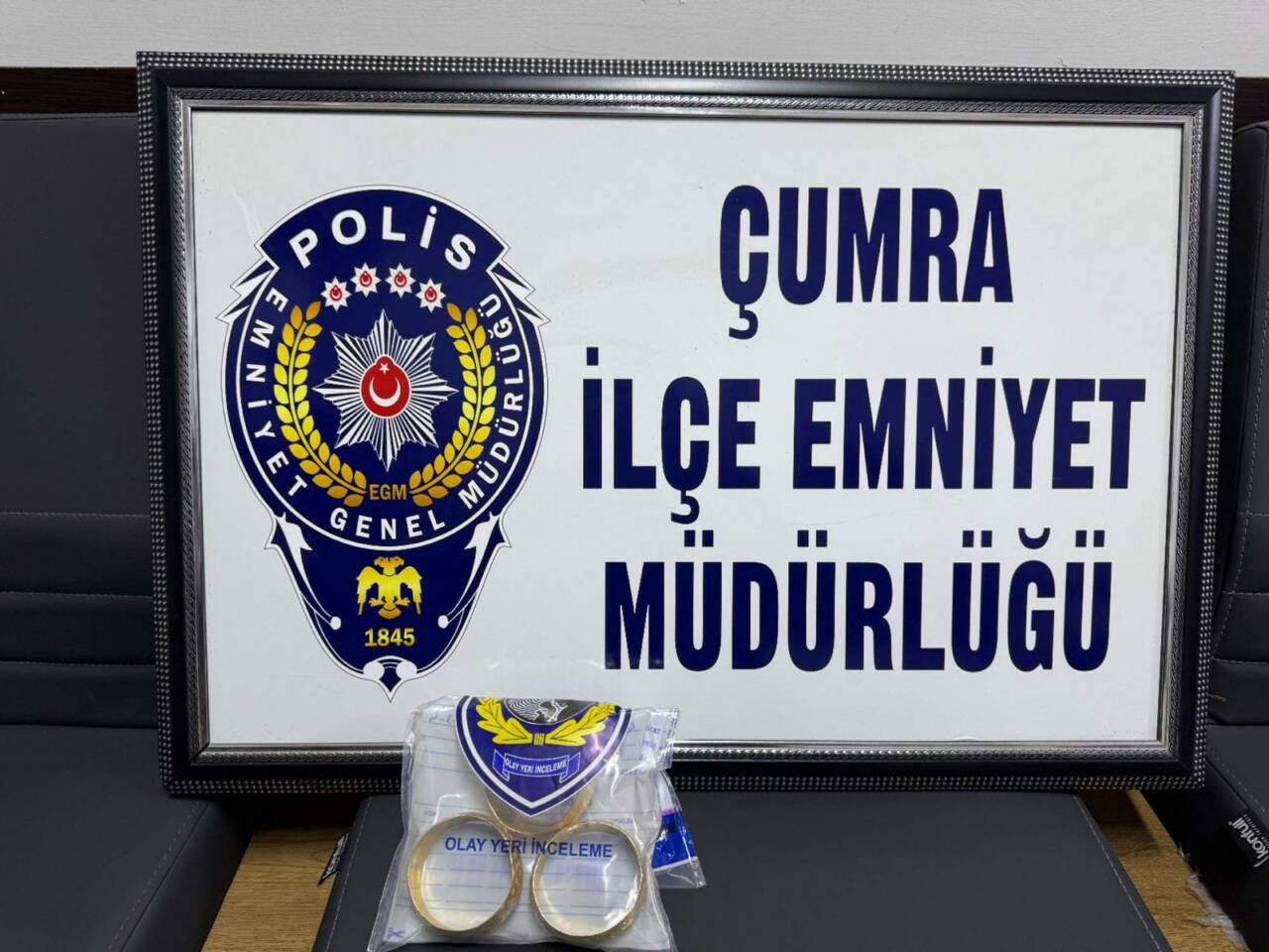 Konya'nın Çumra ilçesinde, iki dükkandan altın bilezik ve bağış kutusu