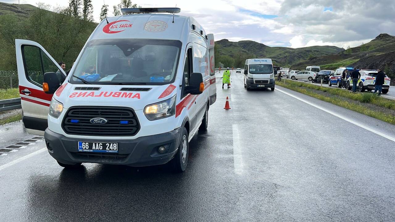 Yozgat'ta kaza yapan araçların sürücülerine yardım etmek için yolun karşısına