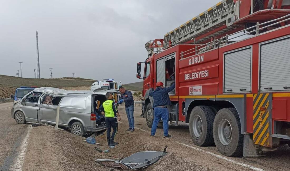 Sivas'ın Gürün ilçesinde minibüsün devrilmesi sonucu 1 kişi öldü, 8