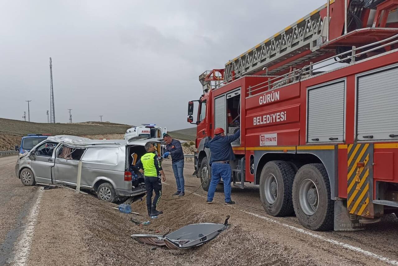 Sivas'ın Gürün ilçesinde minibüsün devrilmesi sonucu 1 kişi öldü, 8
