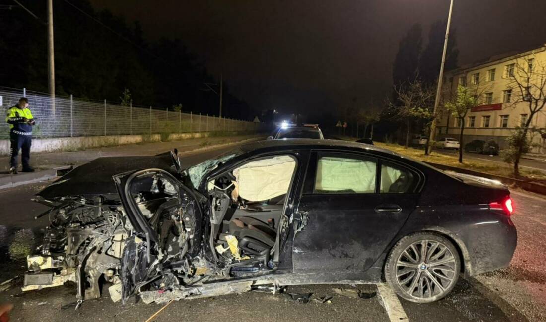 Eskişehir'de bariyere çarpan otomobilin sürücüsü yaralandı.