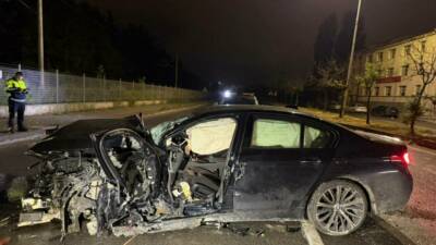 Eskişehir'de bariyere çarpan otomobilin sürücüsü yaralandı.