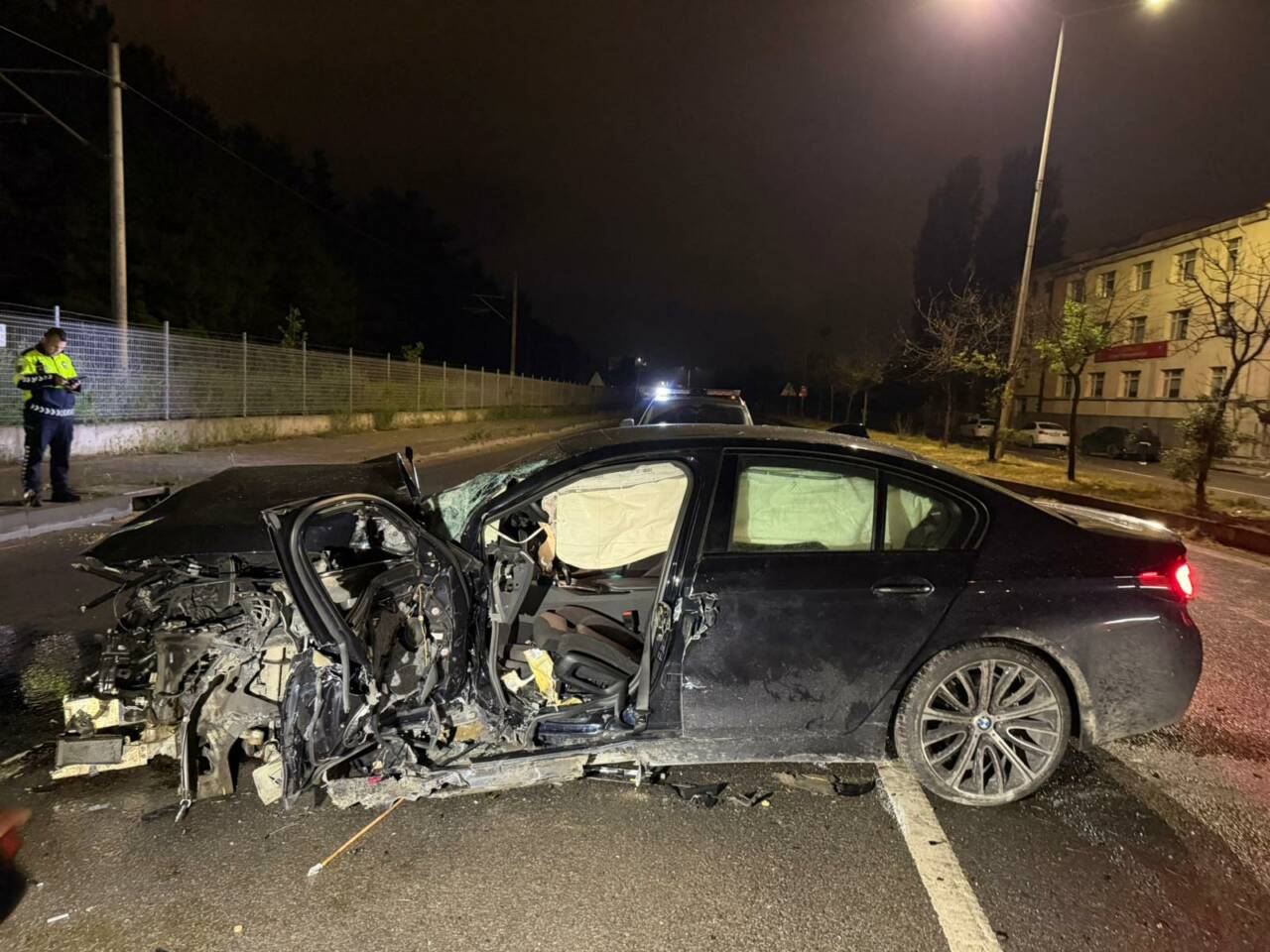 Eskişehir'de bariyere çarpan otomobilin sürücüsü yaralandı.