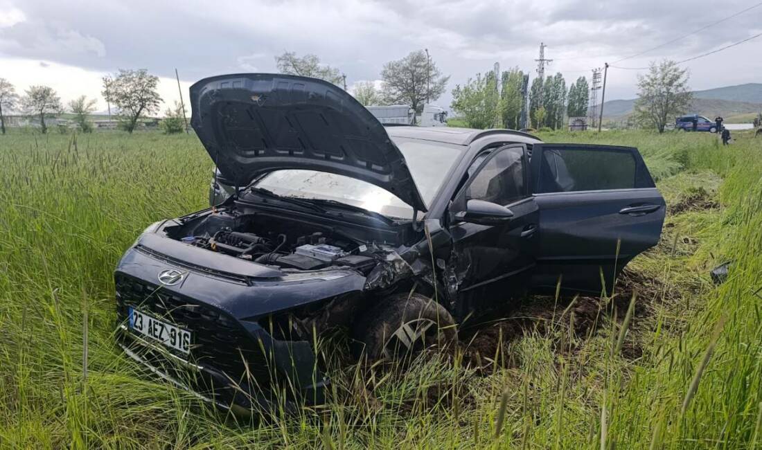 Sivas'ın Şarkışla ilçesinde iki otomobilin çarpışması sonucu yaralanan 4 kişi