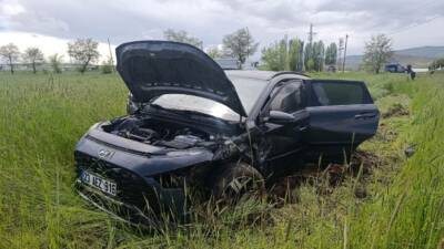 Sivas'ın Şarkışla ilçesinde iki otomobilin çarpışması sonucu yaralanan 4 kişi