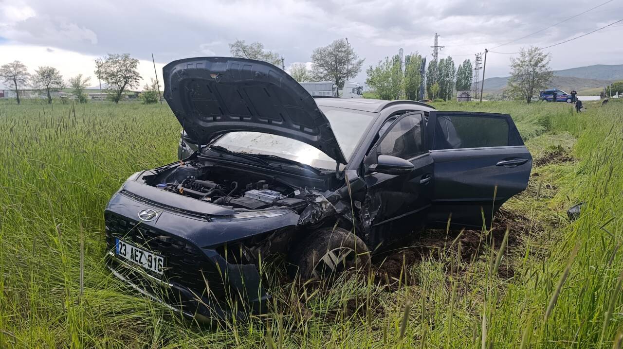 Sivas'ın Şarkışla ilçesinde iki otomobilin çarpışması sonucu yaralanan 4 kişi