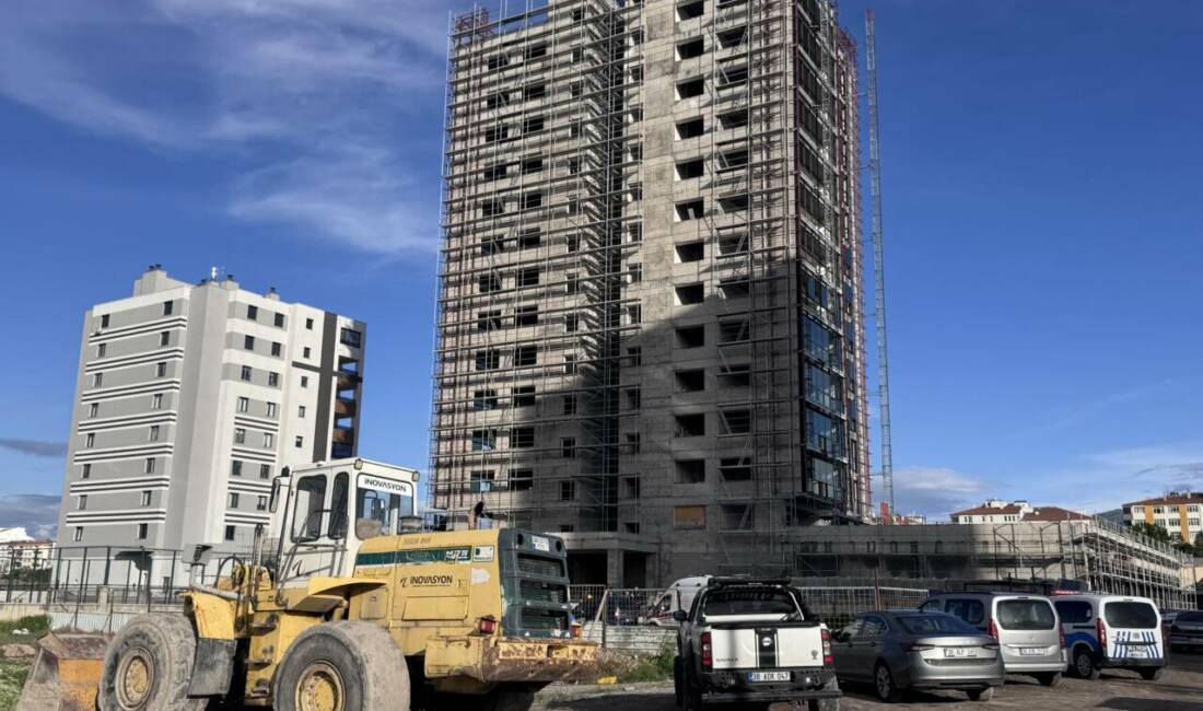 Kayseri'nin Kocasinan ilçesinde inşaatta yük asansöründe taşınan mermerin üzerine düşmesi