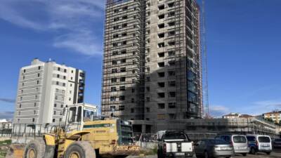 Kayseri'nin Kocasinan ilçesinde inşaatta yük asansöründe taşınan mermerin üzerine düşmesi