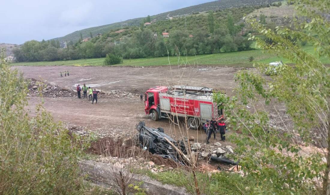 Yozgat'ın Akdağmadeni ilçesinde otomobilin devrilmesi sonucu 4 kişi yaralandı.