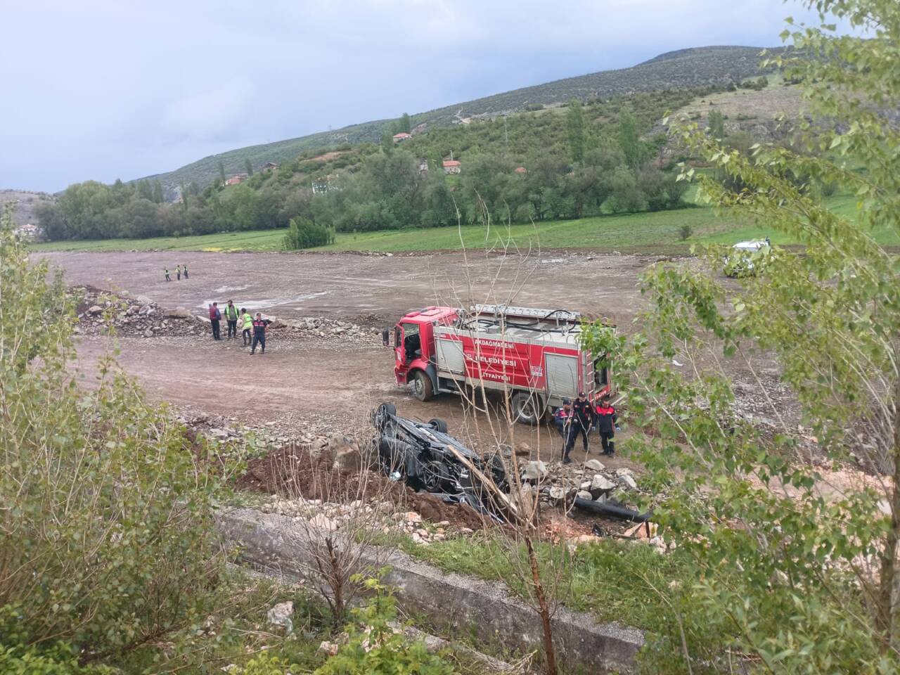 Yozgat'ın Akdağmadeni ilçesinde otomobilin devrilmesi sonucu 4 kişi yaralandı.