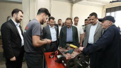 Aksaray’da Yeni Sanayi Sitesi’nde gerçekleştirilen ziyaret programında, AK Parti teşkilat