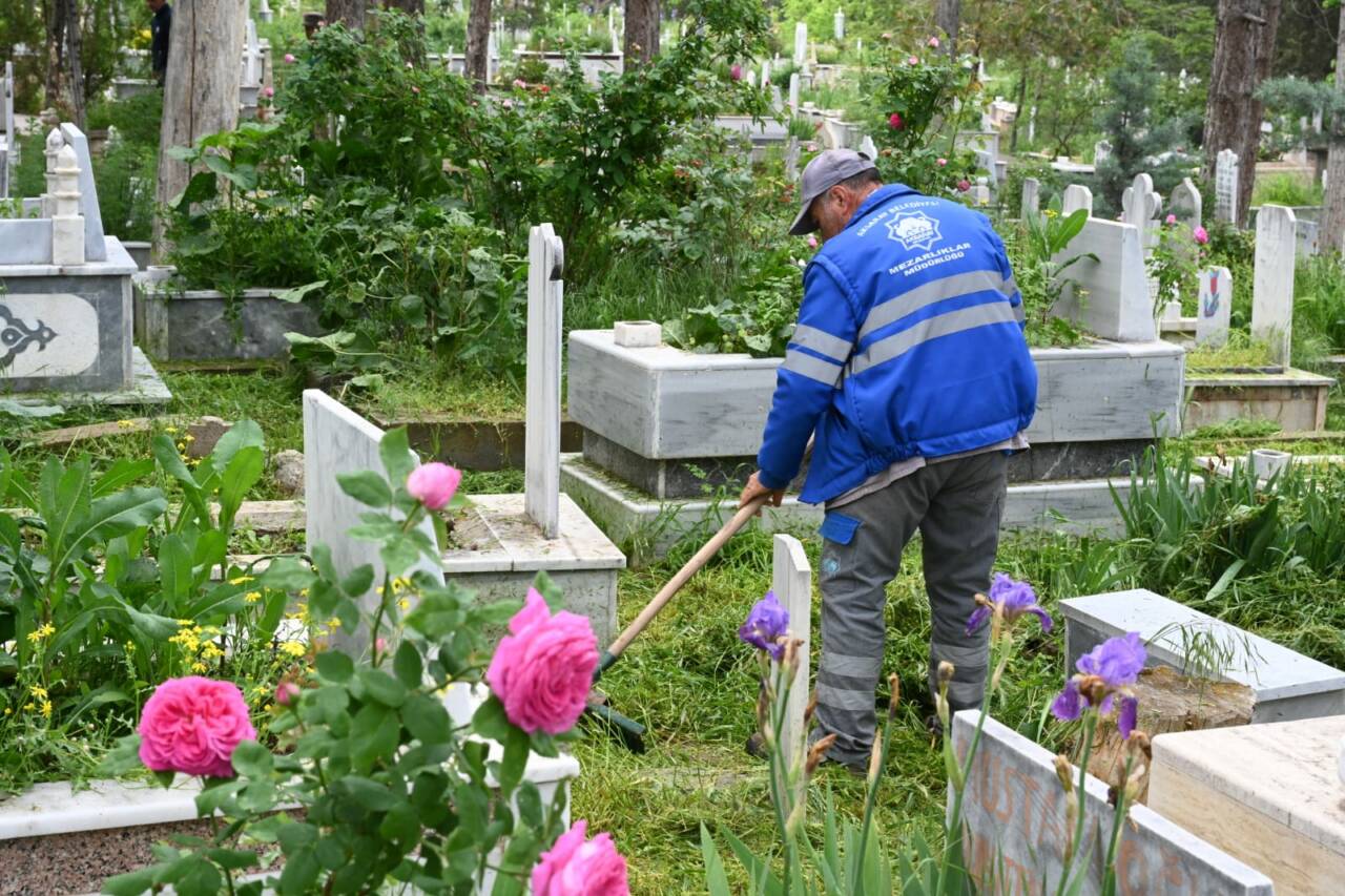 Aksaray Belediyesi yaklaşan Kurban Bayramı öncesinde vatandaşların kabir ziyaretlerini daha