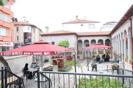 Tarihi Bedriye Medresesi’nde hizmet veren Kitap & Kafe, huzurlu ortamı