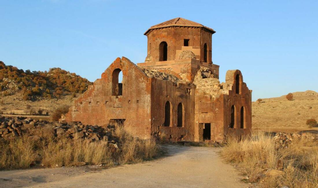 Aksaray Güzelyurt’taki Kızıl Kilise, 5–6. yüzyıla uzanan geçmişi ve kırmızı