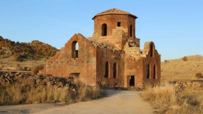 Aksaray Güzelyurt’taki Kızıl Kilise, 5–6. yüzyıla uzanan geçmişi ve kırmızı