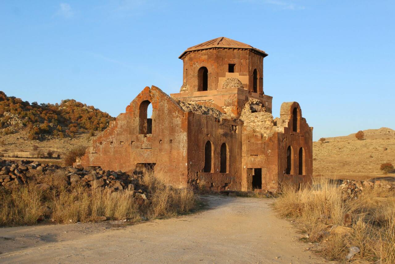 Aksaray Güzelyurt’taki Kızıl Kilise, 5–6. yüzyıla uzanan geçmişi ve kırmızı