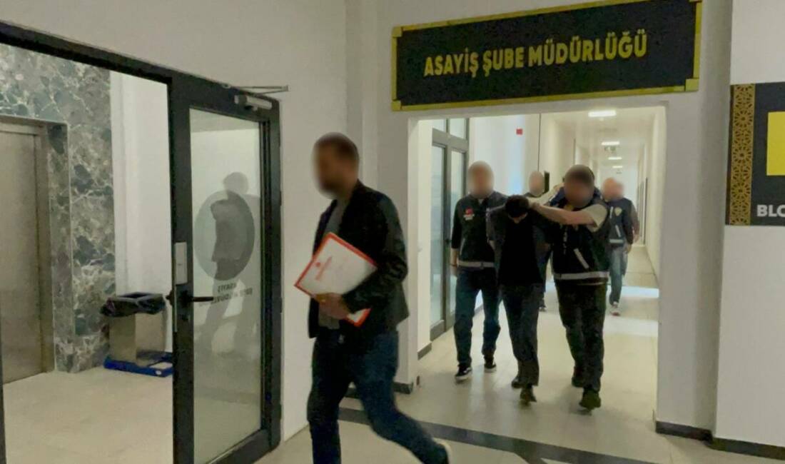 Kocaeli'nin Darıca ilçesinde bir evden 25 bin lira değerinde dizüstü