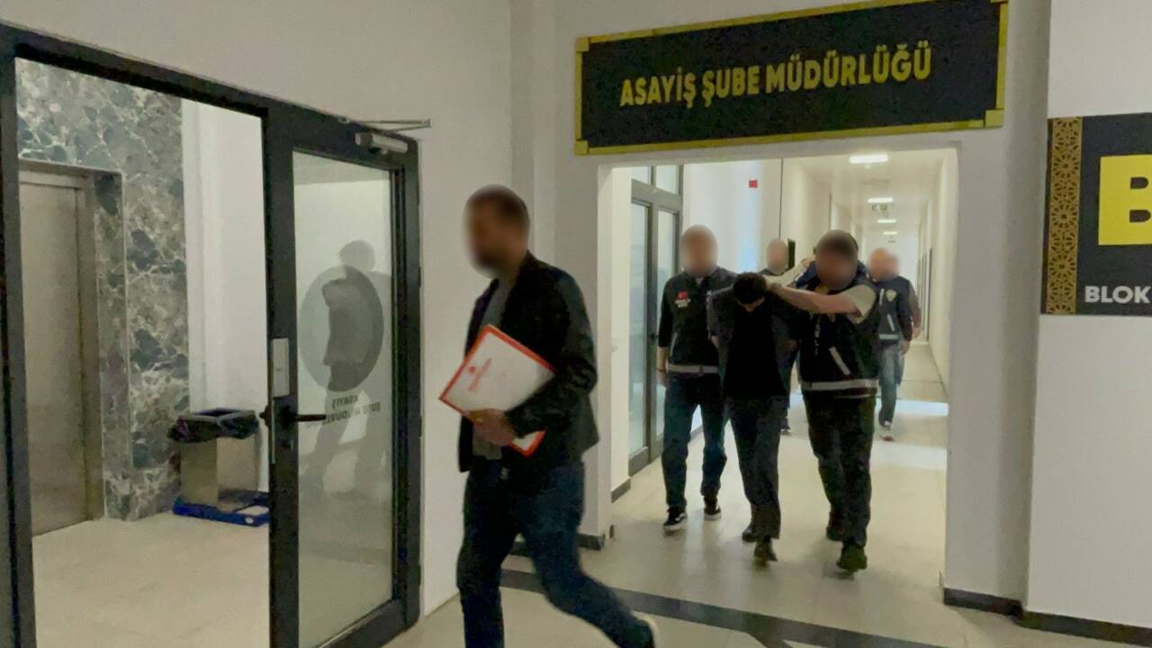 Kocaeli'nin Darıca ilçesinde bir evden 25 bin lira değerinde dizüstü