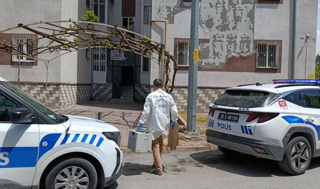 Kayseri'nin Melikgazi ilçesinde bir kişi, evinde ateşli silahla vurulmuş halde