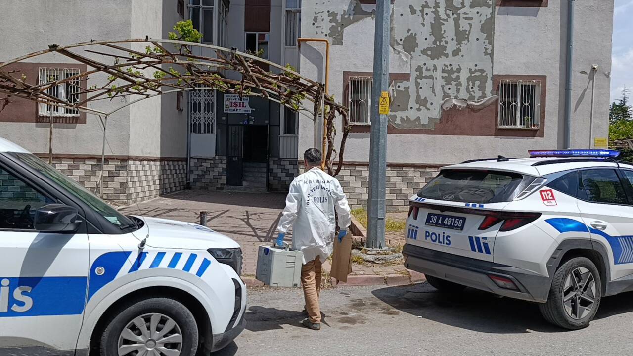 Kayseri'nin Melikgazi ilçesinde bir kişi, evinde ateşli silahla vurulmuş halde