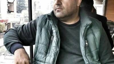 İzmir’in Tire ilçesinde kontrolden çıkarak devrilen tırın altında kalan sürücü,