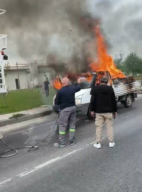 Yanan kamyonete ilk müdahaleyi beton mikseri yaptı! Eskişehir'de tüp taşıma kamyonetinde çıkan yangına ilk müdahaleyi yoldan geçen