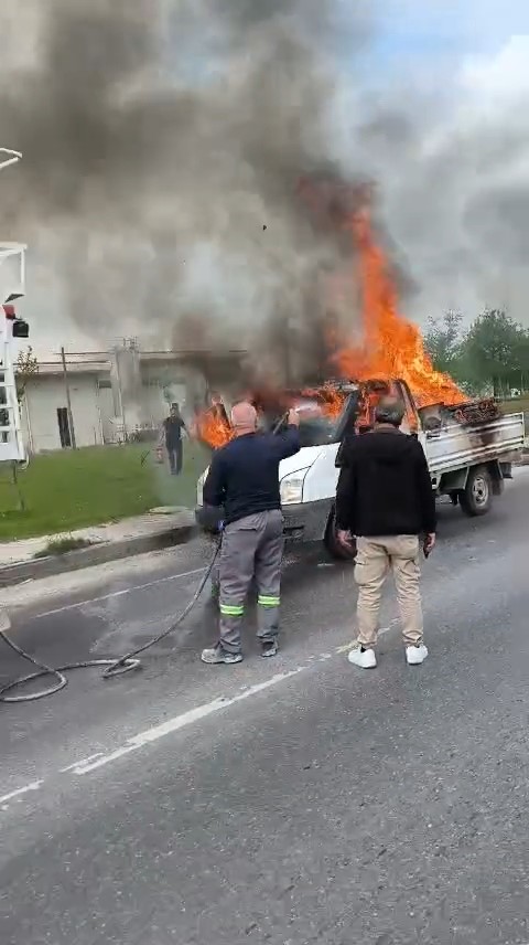 Eskişehir'de tüp taşıma kamyonetinde çıkan yangına ilk müdahaleyi yoldan geçen