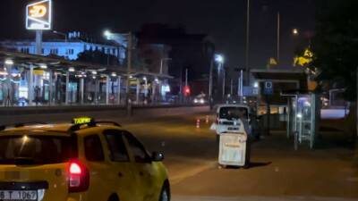 Bursa'da gece saatlerinde ana yol üzerindeki uygulama noktasını gören araç