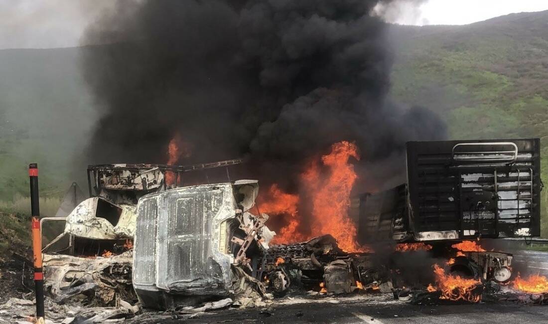 Tırlar kafa kafaya çarpıştı; Sürücüler yaşamını yitirdi! Bitlis'in Tatvan ilçesinde iki tırın kafa kafaya çarpışarak alev topuna