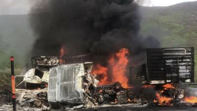 Bitlis'in Tatvan ilçesinde iki tırın kafa kafaya çarpışarak alev topuna